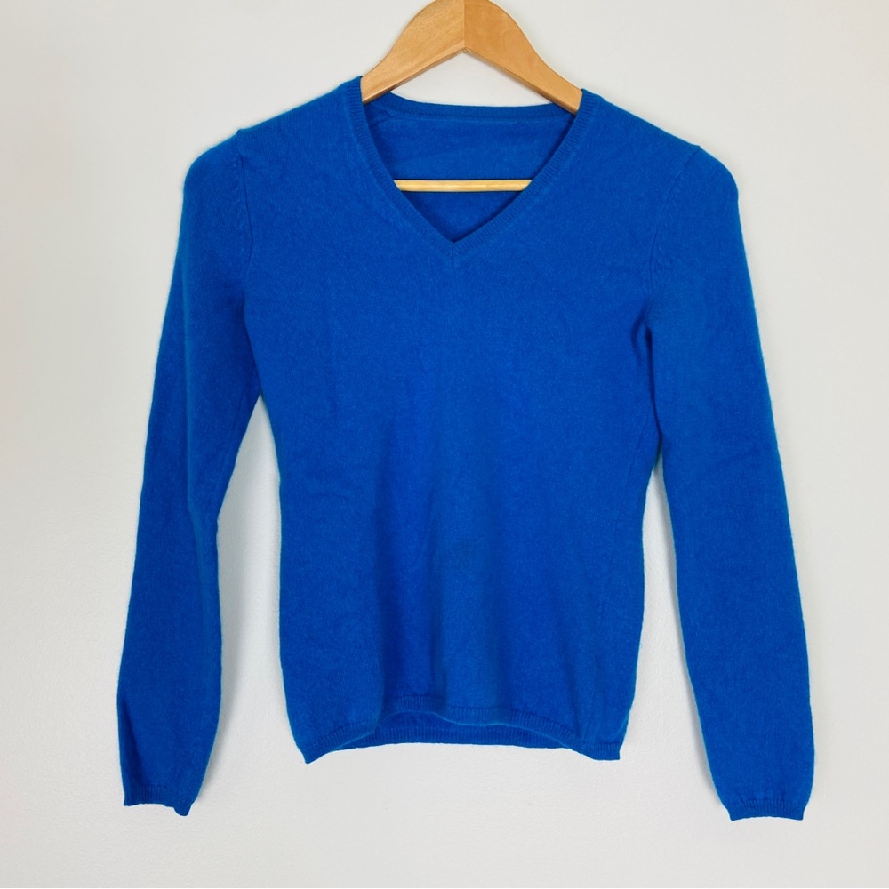 Angora Blue V-Neck Vintage Women's Sweater. Size xsmall.